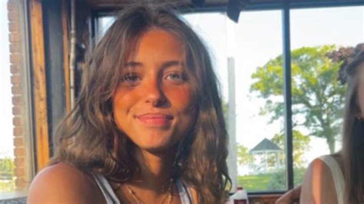 Ellie Evelyn Smith: Rising Star in the Music Industry
